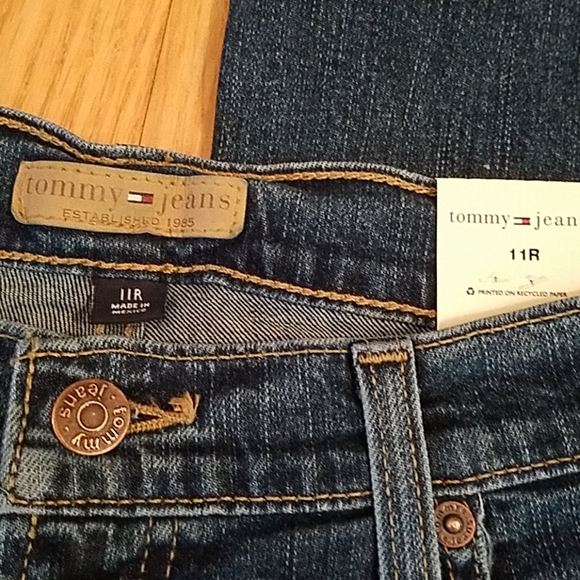 NWT  TOMMY JEANS LOW RISE JILL JEANS SIZE 11R FLARRED LEG - Picture 4 of 7